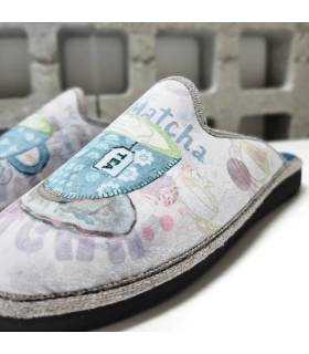 Detalle zapatillas Pelusín mujer con taza de té matcha