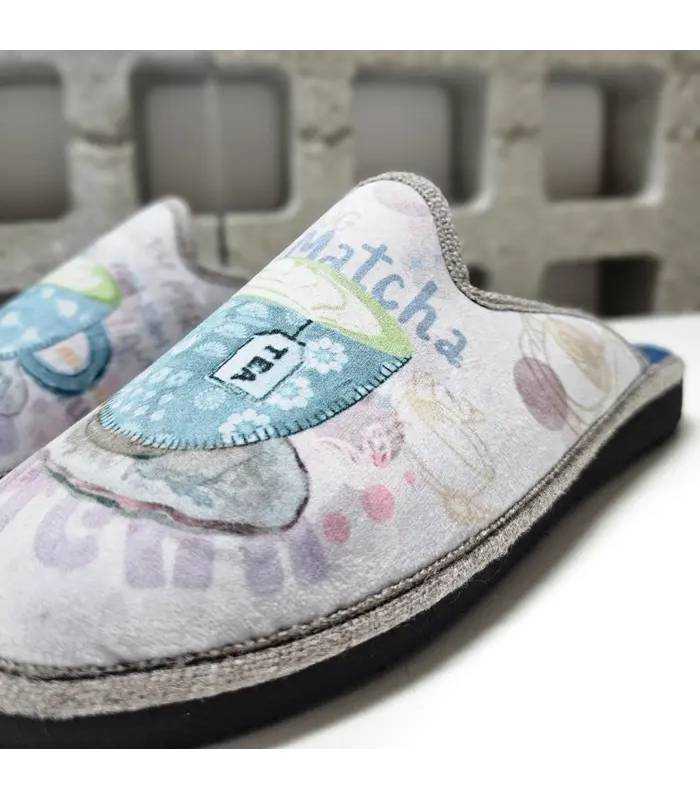 Detalle zapatillas Pelusín mujer con taza de té matcha