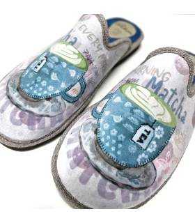 Detalle dibujo taza matcha zapatillas Pelusín mujer
