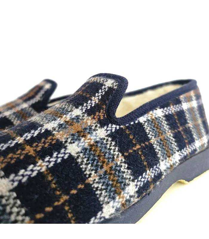 Detalle tejido cuadros zapatillas Pelusín hombre azul