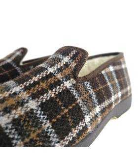 Detalle zapatillas casa hombre clásicas Pelusín cuadros marrones
