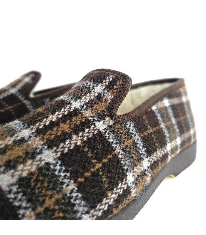 Detalle zapatillas casa hombre clásicas Pelusín cuadros marrones
