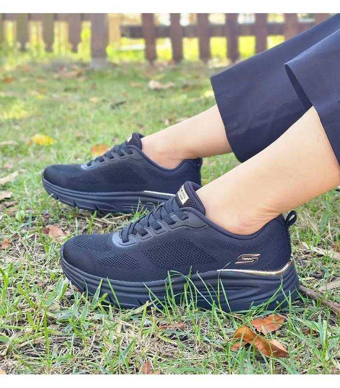 Zapatillas Skechers Arch Fit mujer negras BOBS Elev8 puestas copn pantalon negro