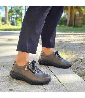 Zapatos Suave mujer Ani marrón grisáceo puestos con pantalon negro