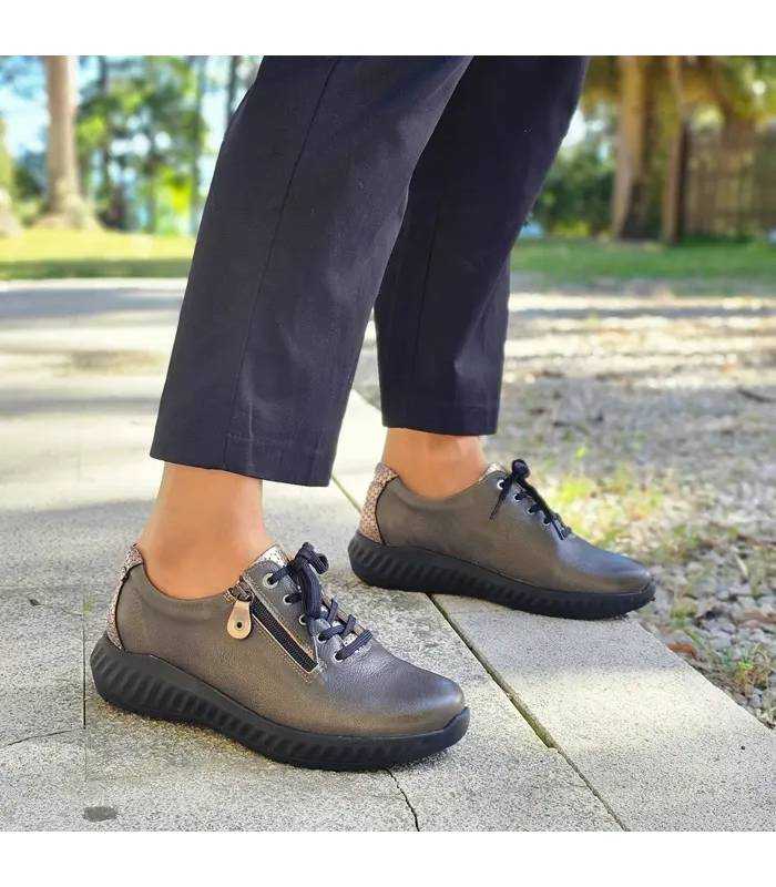 Zapatos Suave mujer Ani marrón grisáceo puestos con pantalon negro