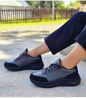 Zapatillas Doctor Cutillas mujer gris negro puestas con pantalon negro