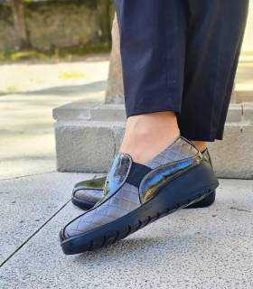 Mocasines mujer horma ancha Doctor Cutillas metalizados puestos con pantalones