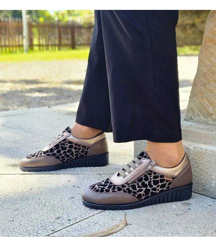 Zapatos Barefly mujer gomas elásticas taupe puestos con pantalon negro