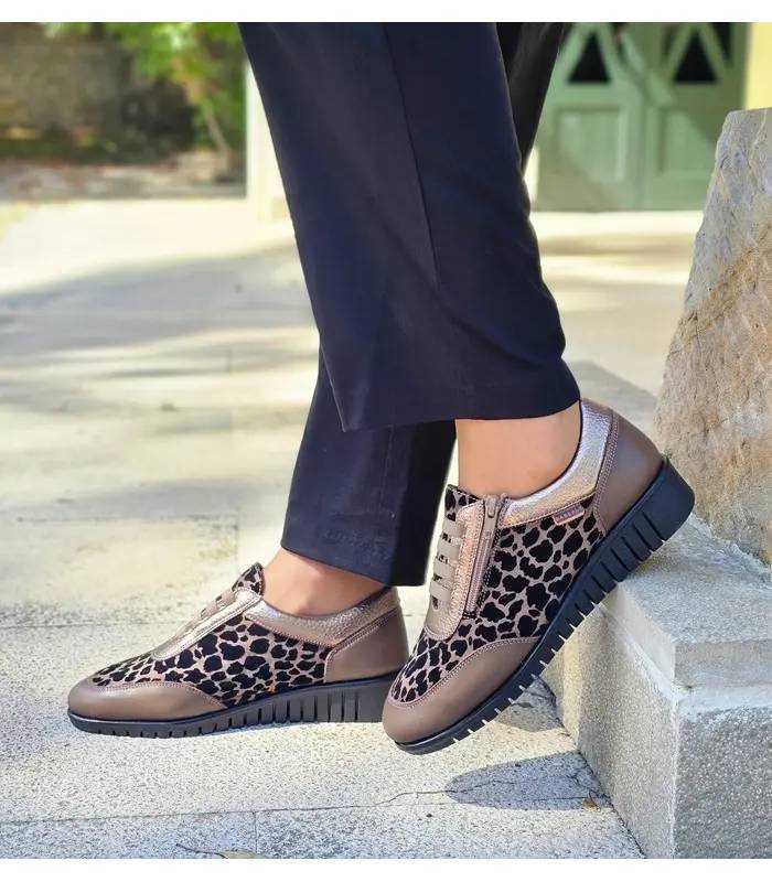 Zapatos mujer cuña Barefly animal print taupe puestos