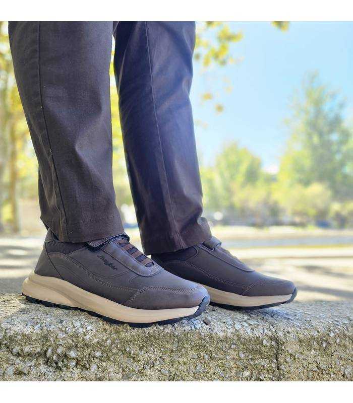 Zapatillas Jhayber hombre marrón cierre adherente puestos con pantalon marron