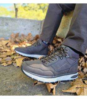 botas marrones Xti puestas con pantalones marrones