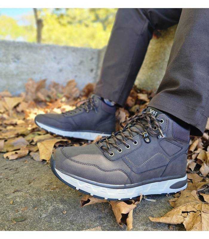 botas marrones Xti puestas con pantalones marrones