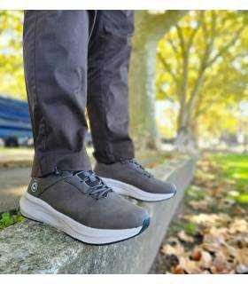 Zapatillas hombre uso diario Jhayber marrónes puestos con pantalon marron
