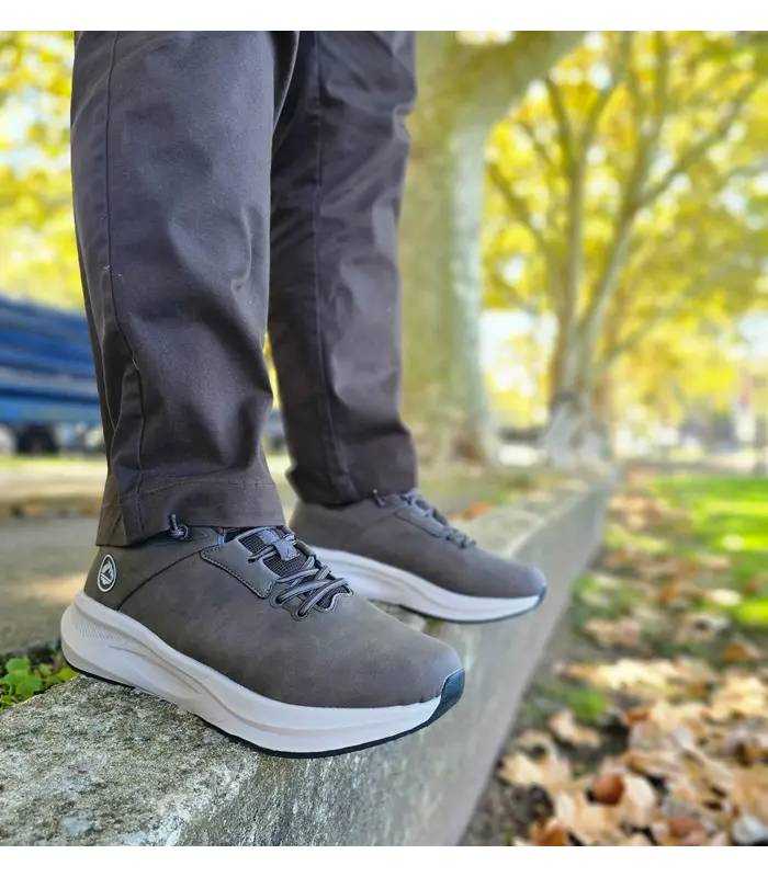 Zapatillas hombre uso diario Jhayber marrónes puestos con pantalon marron
