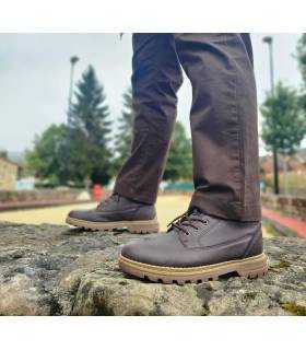Botines hombre casual marrones con cordones puestas
