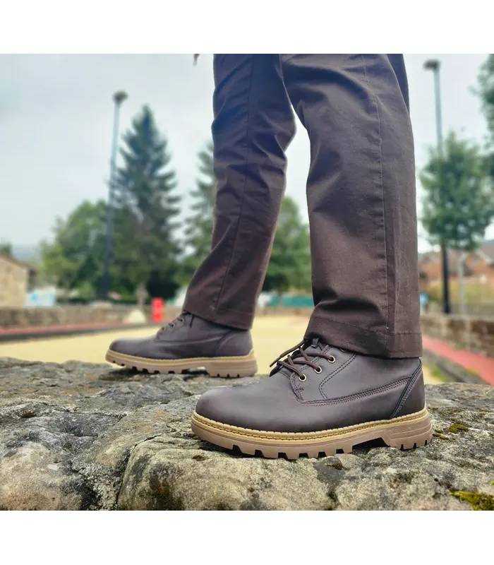 Botines hombre casual marrones con cordones puestas