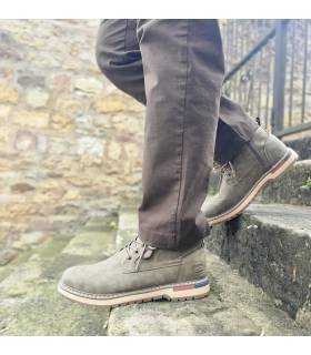Botas Dockers by Gerli hombre verde oliva, puestas con pantalon marron