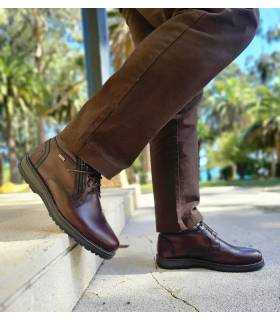 Botines Coronel Tapioca hombre piel marrón XDRY combinado con pantalon marron