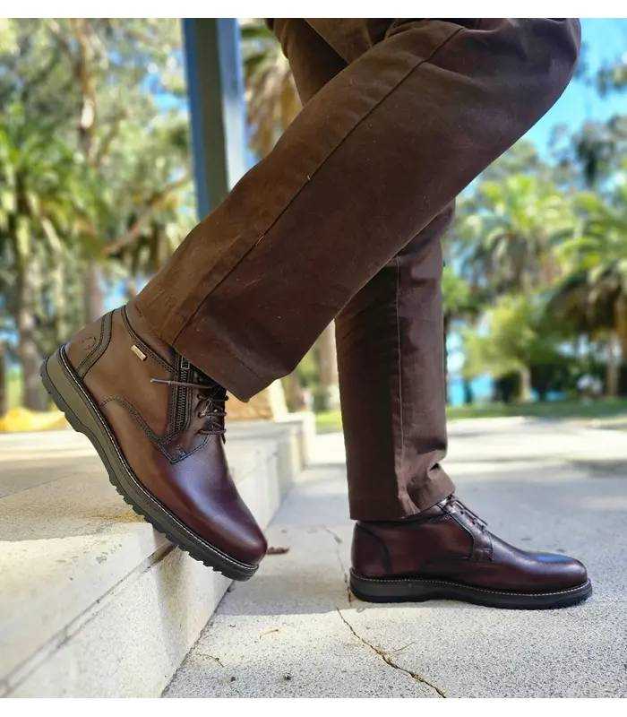 Botines Coronel Tapioca hombre piel marrón XDRY combinado con pantalon marron