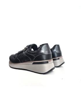Vista trasera zapatos Treintas mujer piel negra con cuña