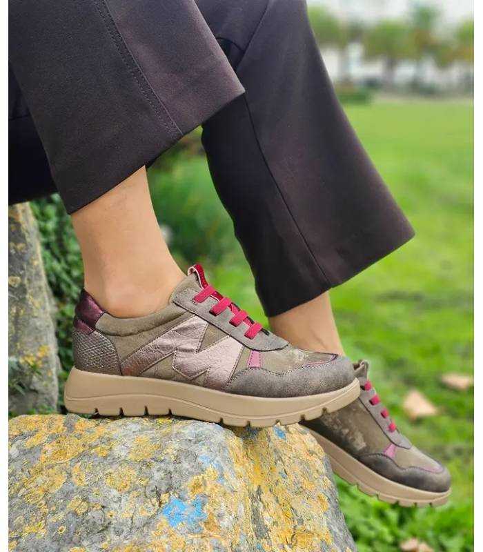 Zapatos deportivos Mysoft mujer tonos burdeos y taupe puestos
