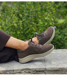 Zapatos deportivos mujer G Comfort horma ancha puestos con pantalon marron