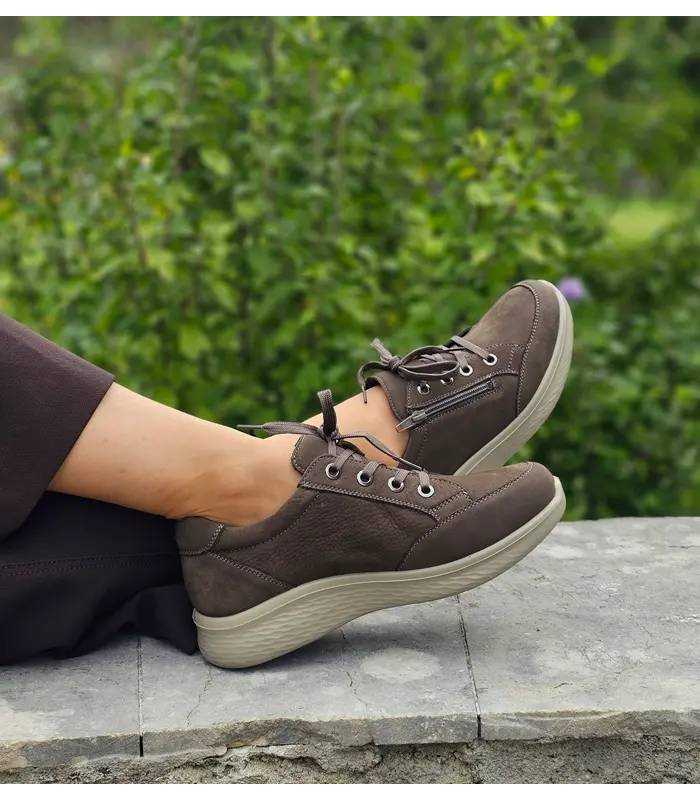 Zapatos deportivos mujer G Comfort horma ancha puestos con pantalon marron