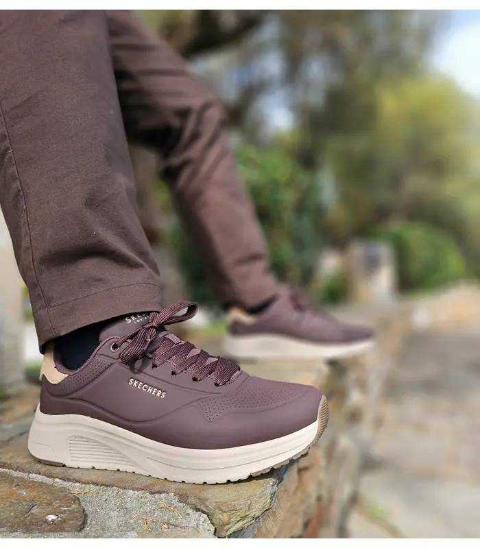 Zapatillas casual hombre Skechers Uno Lite 2 marrones puestas