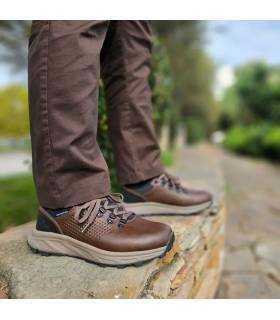 Zapatillas senderismo hombre Nicoboco marrones puestas