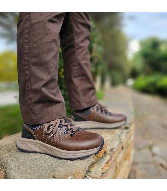 Zapatillas senderismo hombre Nicoboco marrones puestas