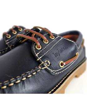 Detalle piel y cordones náuticos hombre azul marino