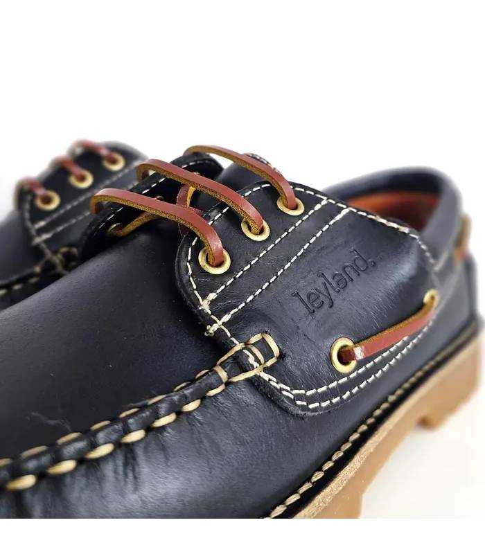 Detalle piel y cordones náuticos hombre azul marino