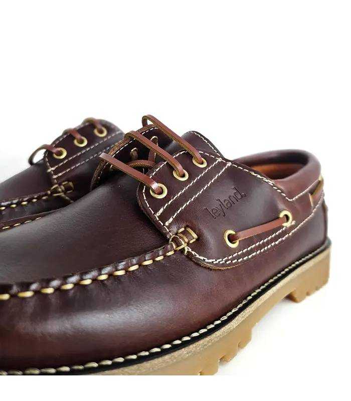 Detalle piel y cordones náuticos Leyland hombre marrón