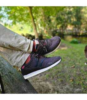 Zapatillas XTI hombre marrones casual puestas con pantalon beige