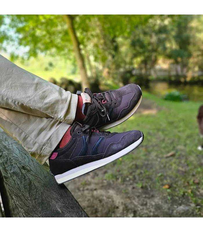 Zapatillas XTI hombre marrones casual puestas con pantalon beige