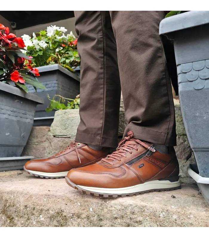 Zapatos sport hombre invierno KangaROOS XDRY  puestos con pantalon marron