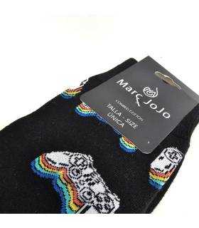 Detalle de calcetines negros Marc JoJo con diseño de mando retro multicolor
