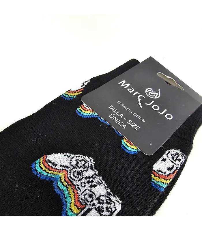 Detalle de calcetines negros Marc JoJo con diseño de mando retro multicolor