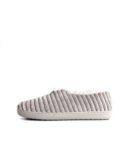 vista lateral de as zapatillas rosas de mujer para invierno