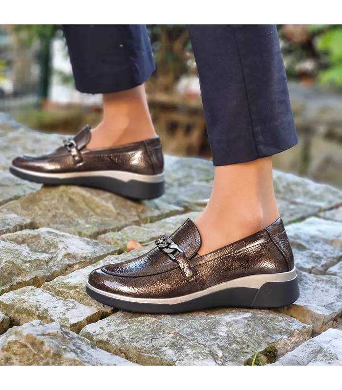 Zapatos mocasín cuña Miss en charol con cuña bicolor en dos colores marrones puestos