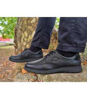 Zapatos hombre piel negra cordones de Sherlock puestos