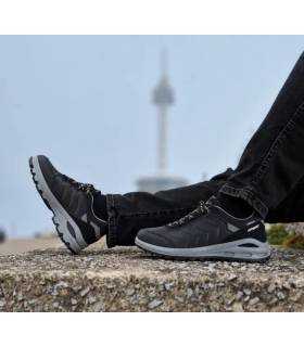 Zapatos deportivos hombre piel negros de Grisport puestos
