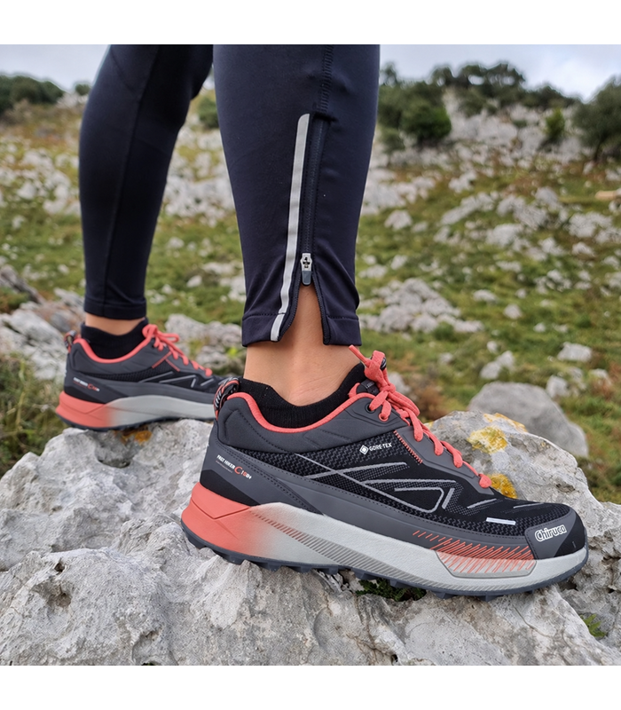 Zapatillas de trekking Chiruca Sucre Lady en colores negro-coral ,  de senderismo puestas