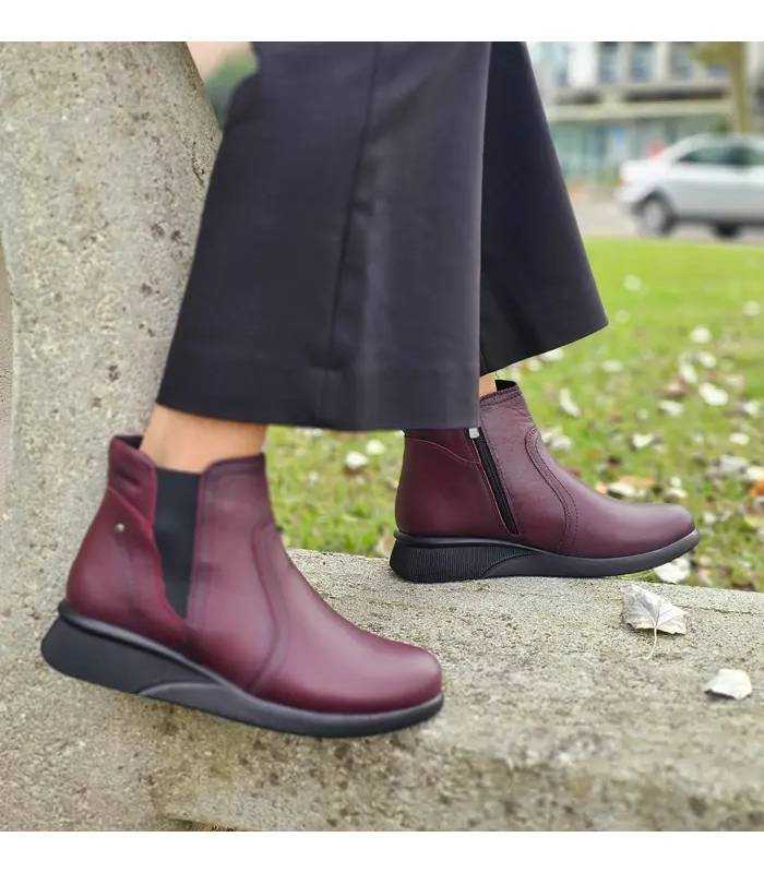 Botines Vicmart mujer cómodos de piel burdeos puestos con pantalon negro
