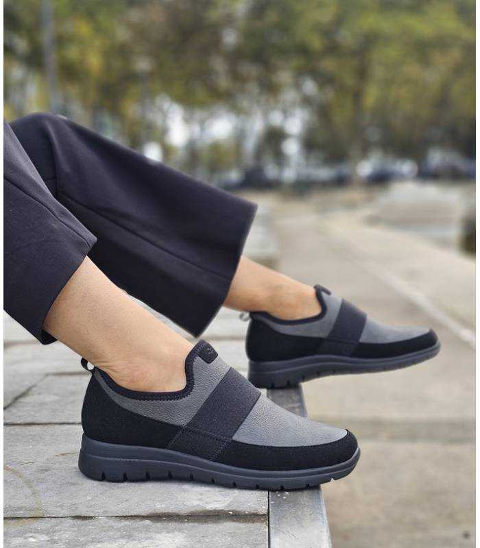 Zapatos FlyFlot mujer sin cordones puestos con pantalon negro