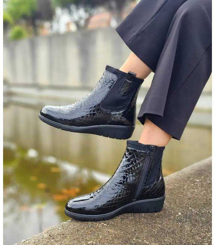 Botines mujer Doctor Cutillas negro comodos puestos con pantalon negro