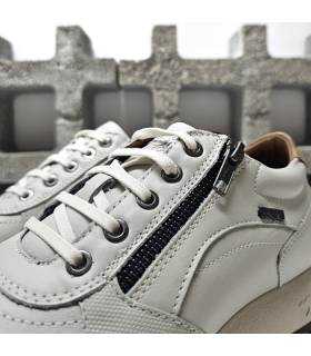 Zapatillas mujer Kangaroos color hielo detalle de cordones