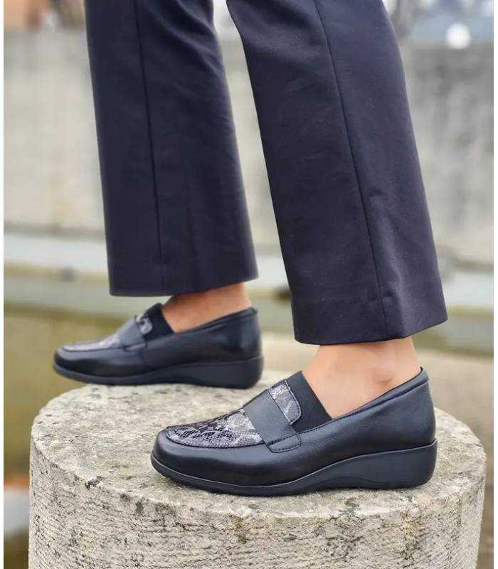 Mocasines negros Comfort Class con animal print puestos
