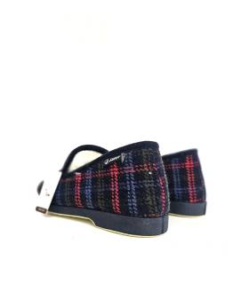 vista trasera de zapatillas de invierno mujer de cuadros calentitas