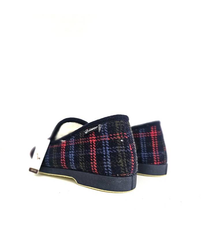 vista trasera de zapatillas de invierno mujer de cuadros calentitas